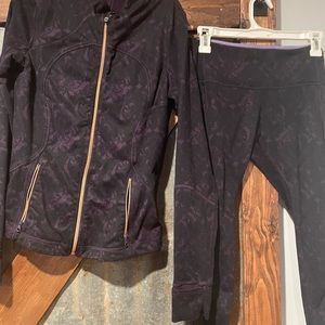 Beautiful vintage Lululemon women’s outfit - capris pants and jacket !